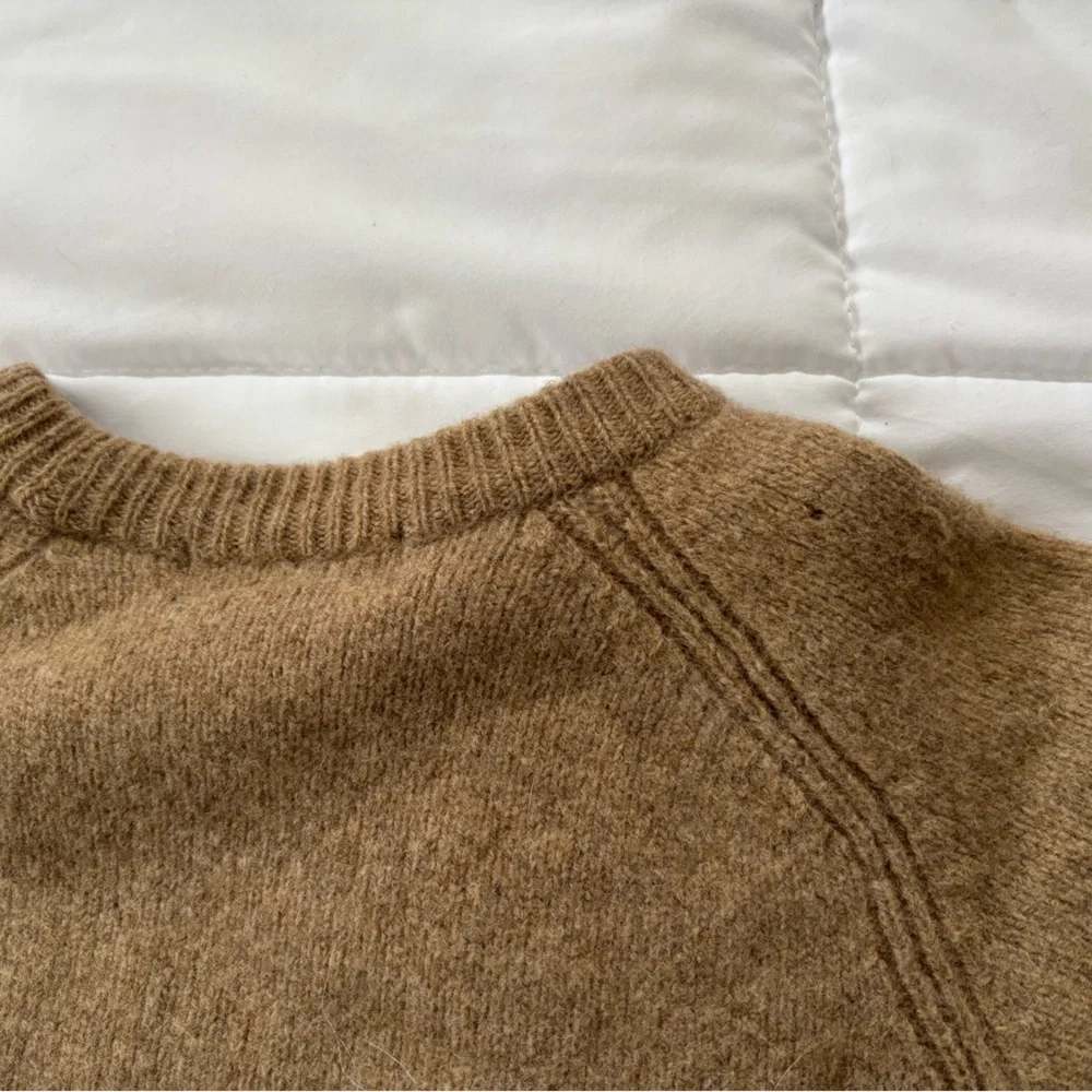 90s 100% Wool J. Crew Women’s Tan Crewneck Sweater